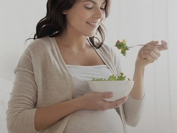 Een zwangere vrouw eet een Nestlé Baby&Me recept