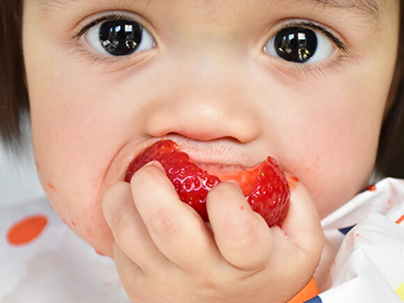 Een baby die zelf een aardbei eet – Nestlé Baby&Me