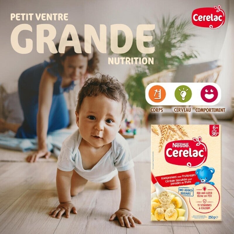 Foto van een lachende baby die over een houten vloer kruipt, met een wazige volwassene op de achtergrond, een doos Cerelac en het logo.