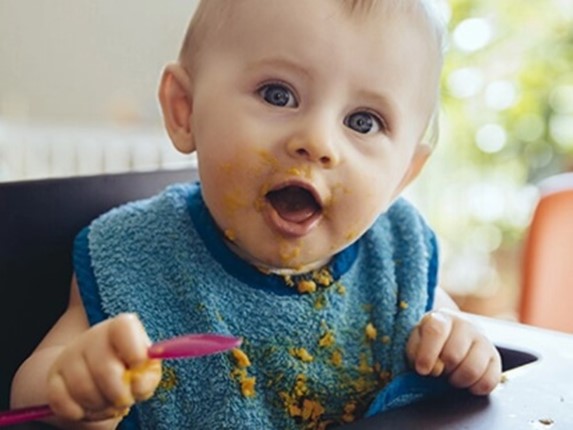 Bébé mange son premier petit pot bébé Nestlé Baby Meals