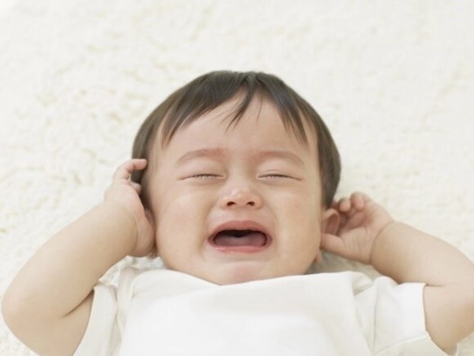 Een huilende baby met gesloten ogen – Nestlé Baby&Me 