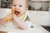 Een baby die zijn eerste hapjes eet – Nestlé Baby