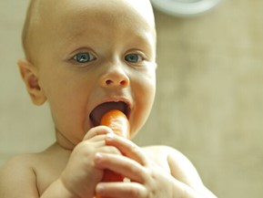 Un bébé essaye de manger une carotte – Nestlé Baby&Me
