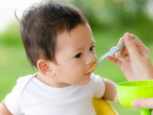 Un bébé mange une recette de purée Nestlé Baby&Me