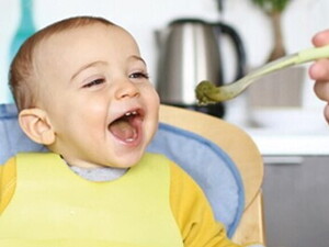 L'alimentation d'un bébé de 10 mois avec Nestlé Baby&Me