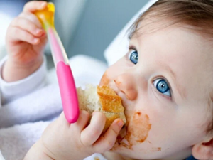 L'alimentation d'un bébé de 9 mois avec Nestlé Baby&Me