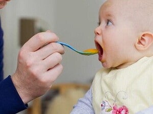 L'alimentation d'un bébé de 7 mois avec Nestlé Baby&Me