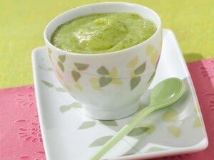 Bol de velouté d’épinards au chèvre doux posé sur une table - Nestlé Familynes.