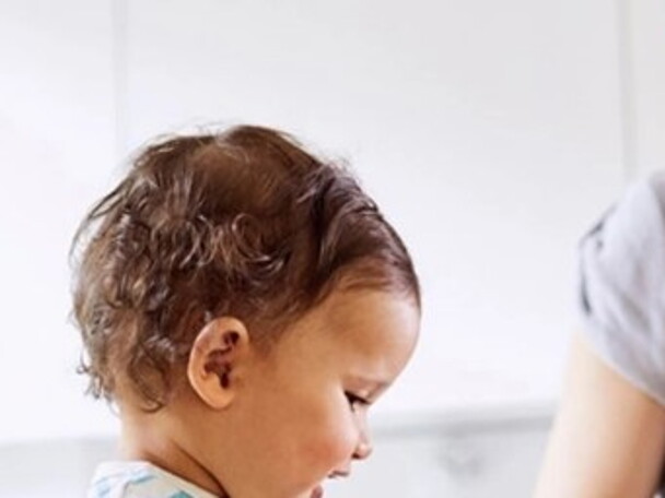Une maman prépare un repas pour bébé avec une recette de Nestlé FamilyNes