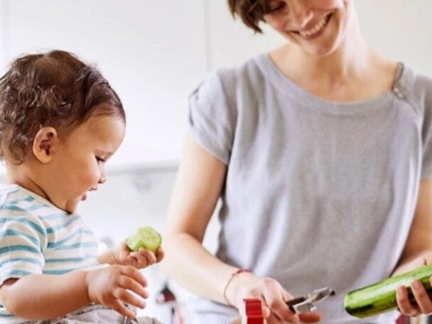 Une maman prépare un repas pour bébé avec une recette de Nestlé FamilyNes