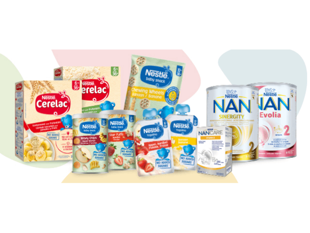 Photo représentant un assortiment de petits pots pour bébés, de boîtes et de boîtes de lait en poudre sur fond blanc