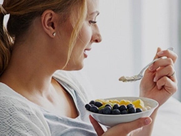 Une femme surveille son alimentation pendant sa grossesse avec Nestlé Baby&Me Une femme surveille son alimentation pendant sa grossesse avec Nestlé Baby&Me