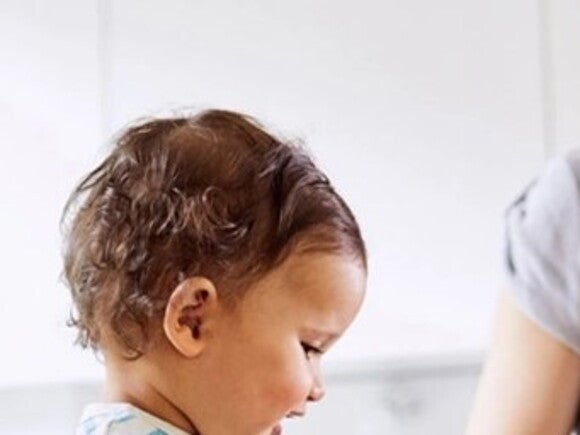 Une maman prépare un repas pour bébé avec une recette de Nestlé Baby&Me Une maman prépare un repas pour bébé avec une recette de Nestlé Baby&Me