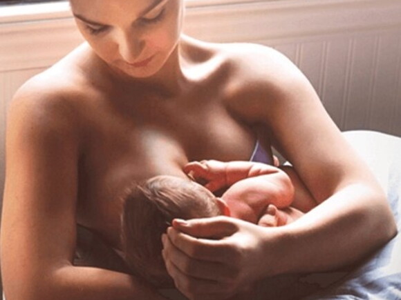 Une maman allaite son bébé avec les conseils de Nestlé Baby&Me 