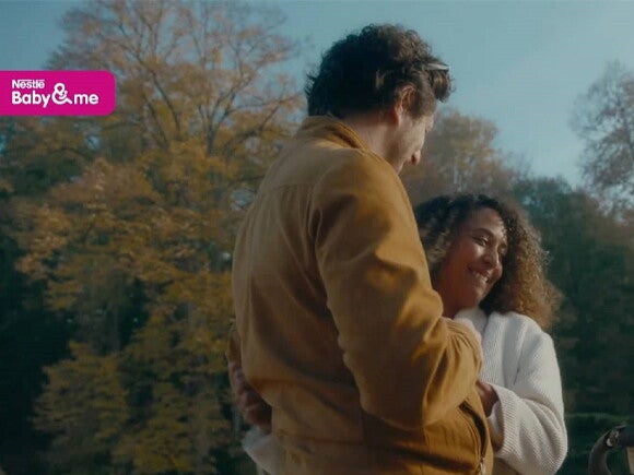 backstage-happiness-couple-card-6-8 De jeunes parents témoignent sur le retour au travail pour Nestlé Baby