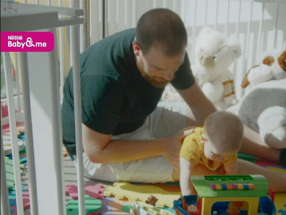 Un papa reste à la maison avec bébé - témoignage pour Nestlé Baby