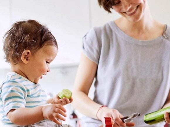Une maman prépare un repas pour bébé avec une recette de Nestlé Baby&Me Une maman prépare un repas pour bébé avec une recette de Nestlé Baby&Me