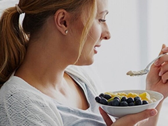 Une femme surveille son alimentation pendant sa grossesse avec Nestlé Baby&Me Une femme surveille son alimentation pendant sa grossesse avec Nestlé Baby&Me