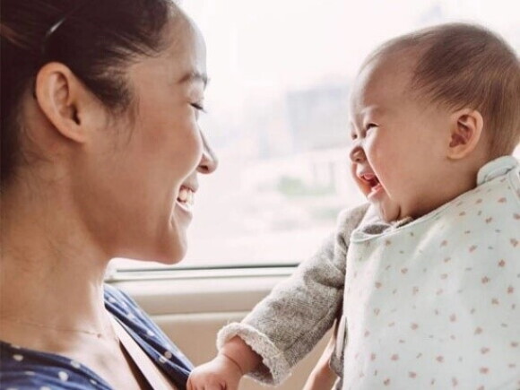 Une maman et son bébé se sourient – Nestlé Baby&Me 