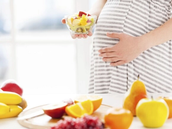 Zwangere vrouw eet gezond fruit – Nestlé Baby&Me