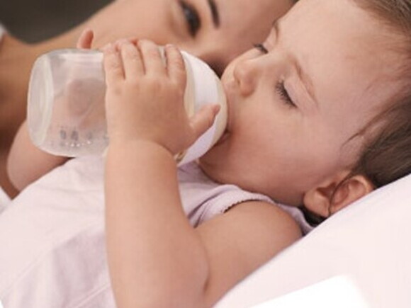 Baby drinkt zelfstandig van het flesje – Nestlé Baby&Me