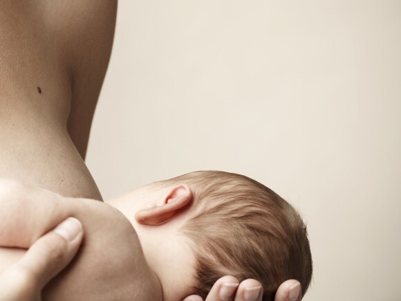 Moeder geeft pasgeboren kindje borstvoeding