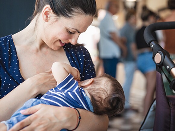 Moeder geeft pasgeboren kind borstvoeding in het openbaar – Nestlé Baby