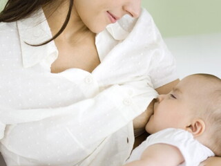 Une mère allaitante évite les crevasses d’allaitement – Nestlé Baby&Me