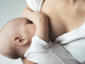 Une femme allaite son bébé grâce à quelques conseils d'allaitement de Nestlé Baby&Me Une femme allaite son bébé grâce à quelques conseils d'allaitement de Nestlé Baby&Me