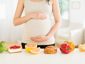 Zwangere vrouw eet gezond fruit – Nestlé Baby&Me Zwangere vrouw eet gezond fruit – Nestlé Baby&Me