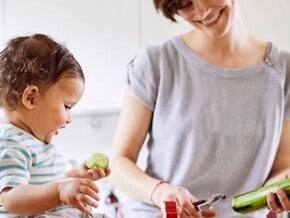 Une maman prépare un repas pour bébé avec une recette de Nestlé FamilyNes