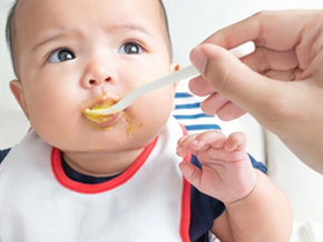 Un bébé mange une panade de fruit Nestlé Baby Fruit Un bébé mange une panade de fruit Nestlé Baby Fruit
