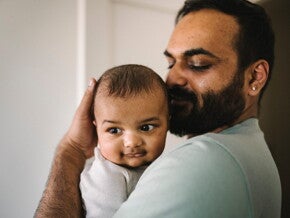 Un homme tient un bébé dans ses bras