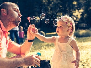 4 tips om als papa een band te scheppen met je baby 4 tips om als papa een band te scheppen met je baby