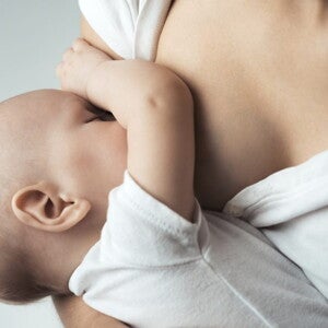 Une femme allaite son bébé grâce à quelques conseils d'allaitement de Nestlé Baby&Me