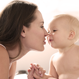 Een mama die haar baby kust – Nestlé FamilyNes