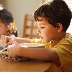 Deux enfants mangent à la table à manger