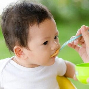 Un bébé mange une recette de purée Nestlé Baby&Me Un bébé mange une recette de purée Nestlé Baby&Me