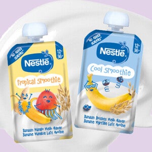 Deux paquets Nestlé, bleu et jaune, smoothies banane, dessins de banane et fruits.
