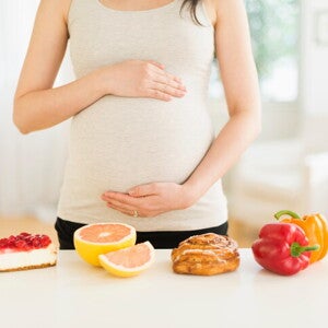 Une femme enceinte avec fruits et légumes – Nestlé Baby&Me Une femme enceinte avec fruits et légumes – Nestlé Baby&Me