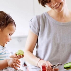 Une maman prépare un repas pour bébé avec une recette de Nestlé FamilyNes