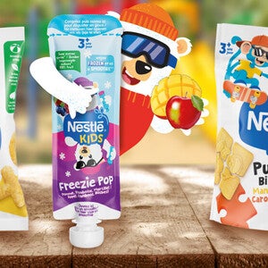 Nestlé Kids verpakkingen en logo met kleurrijke speeltuin op de achtergrond.