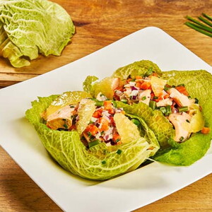 Koolrolletjes gevuld met zalm en lentegroenten