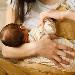 Une mère allaite son bébé dans une position confortable