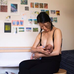 Une mère allaite son bébé