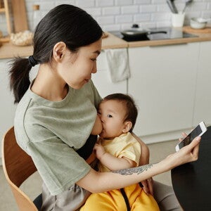 Une mère allaite son bébé à la maison
