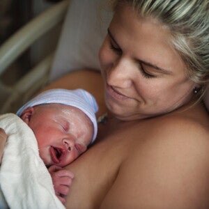 Une mère tient son nouveau-né en peau à peau à l’hôpital