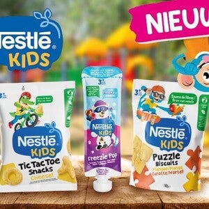 Nestlé Kids verpakkingen en logo met kleurrijke speeltuin op de achtergrond.