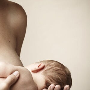 Une femme donne le sein et allie l'allaitement et le travail avec Nestlé Baby Une femme donne le sein et allie l'allaitement et le travail avec Nestlé Baby