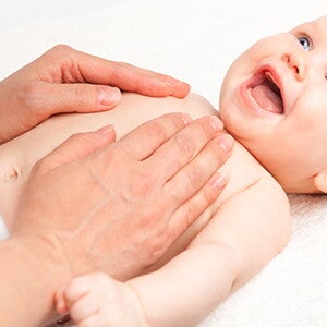 Comment masser bébé